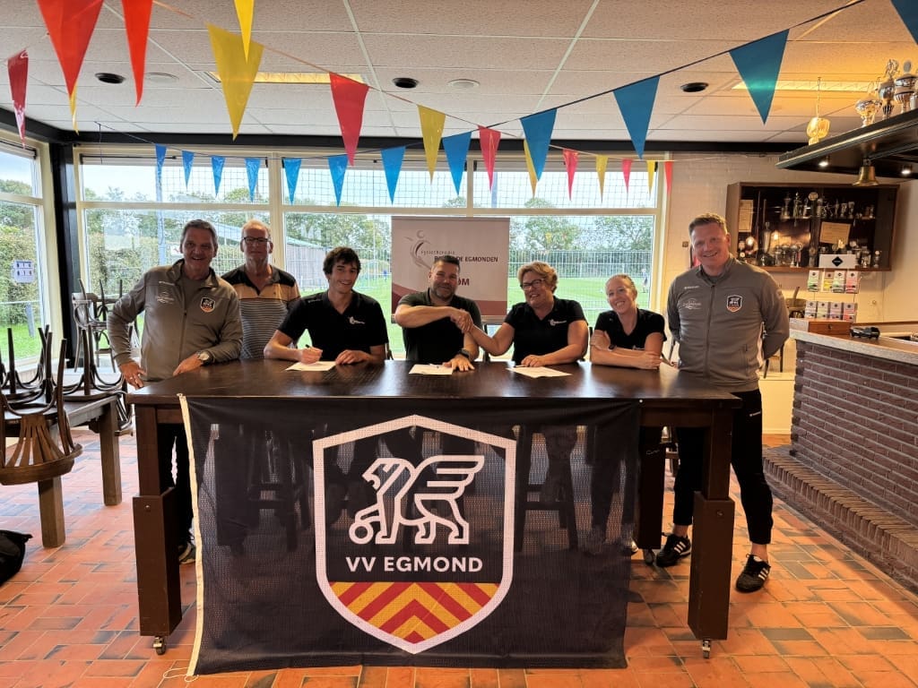 Van links naar rechts: Marcel Blank, Ernst Ranzijn, Daan Liefting, Marco Tervoort van VV Egmond. Daarnaast Tosca de Ronde, Bianca Mooij en Wouter Blokdijk van Fysiotherapie De Ronde. (Foto: aangeleverd).
