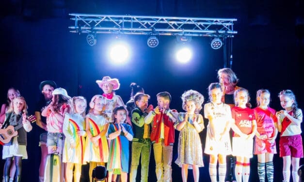 Playbackshow vol jong talent in Egmond aan den Hoef